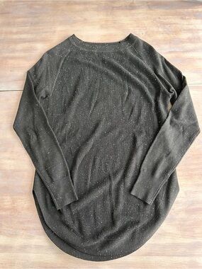 Black speckled crewneck sweater with round hem S